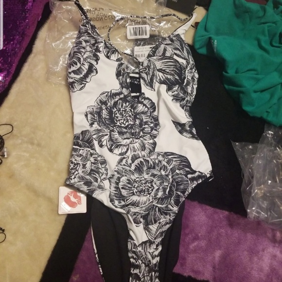 One piece Swimsuit - Picture 3 of 6